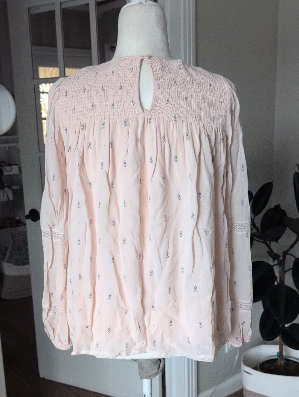 Wilfred Aritiza Blush Pink Smocked Yoke Peasant Blouse XS - Picture 6 of 9